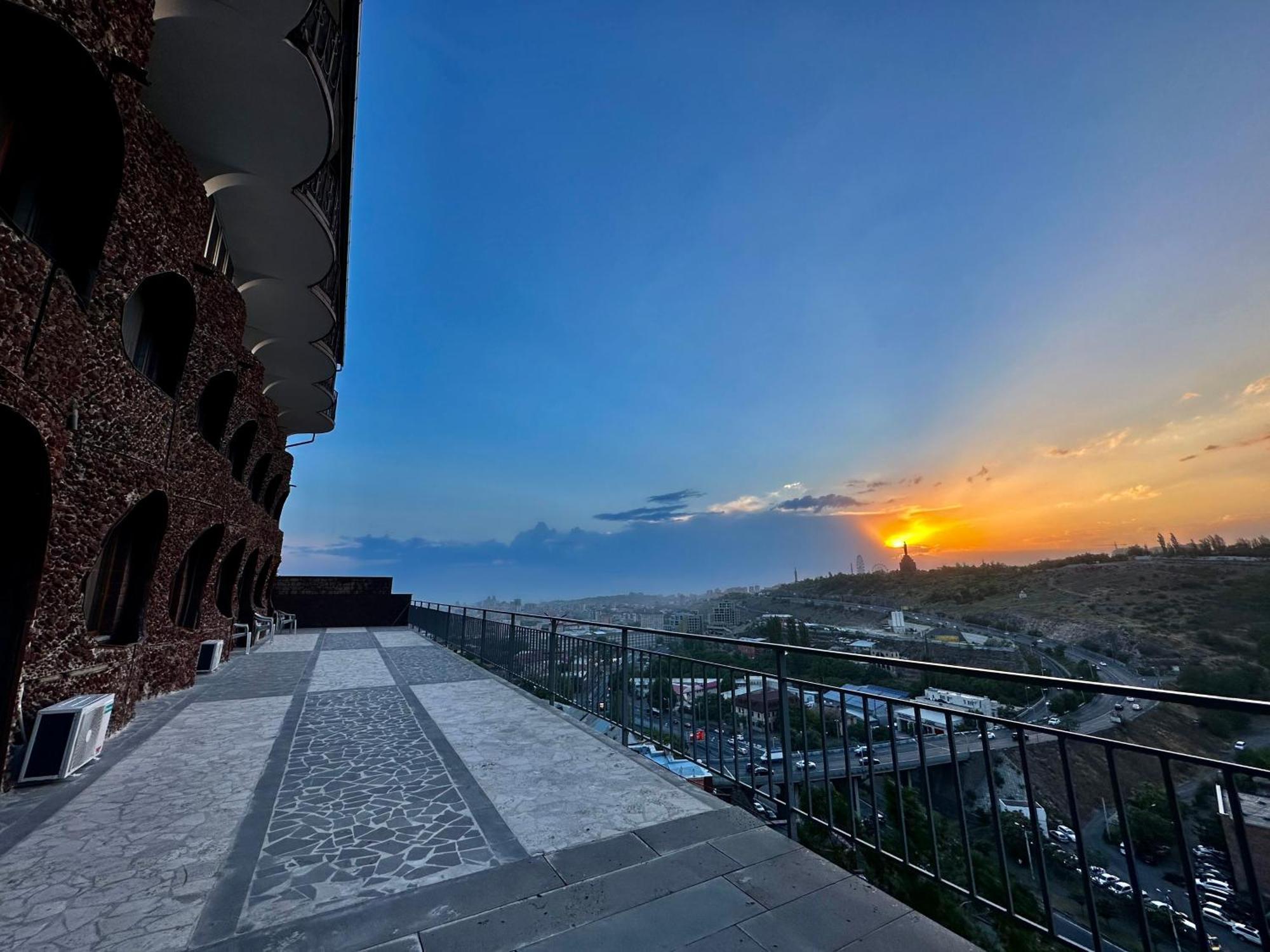 The Hill Guest House Єреван Екстер'єр фото
