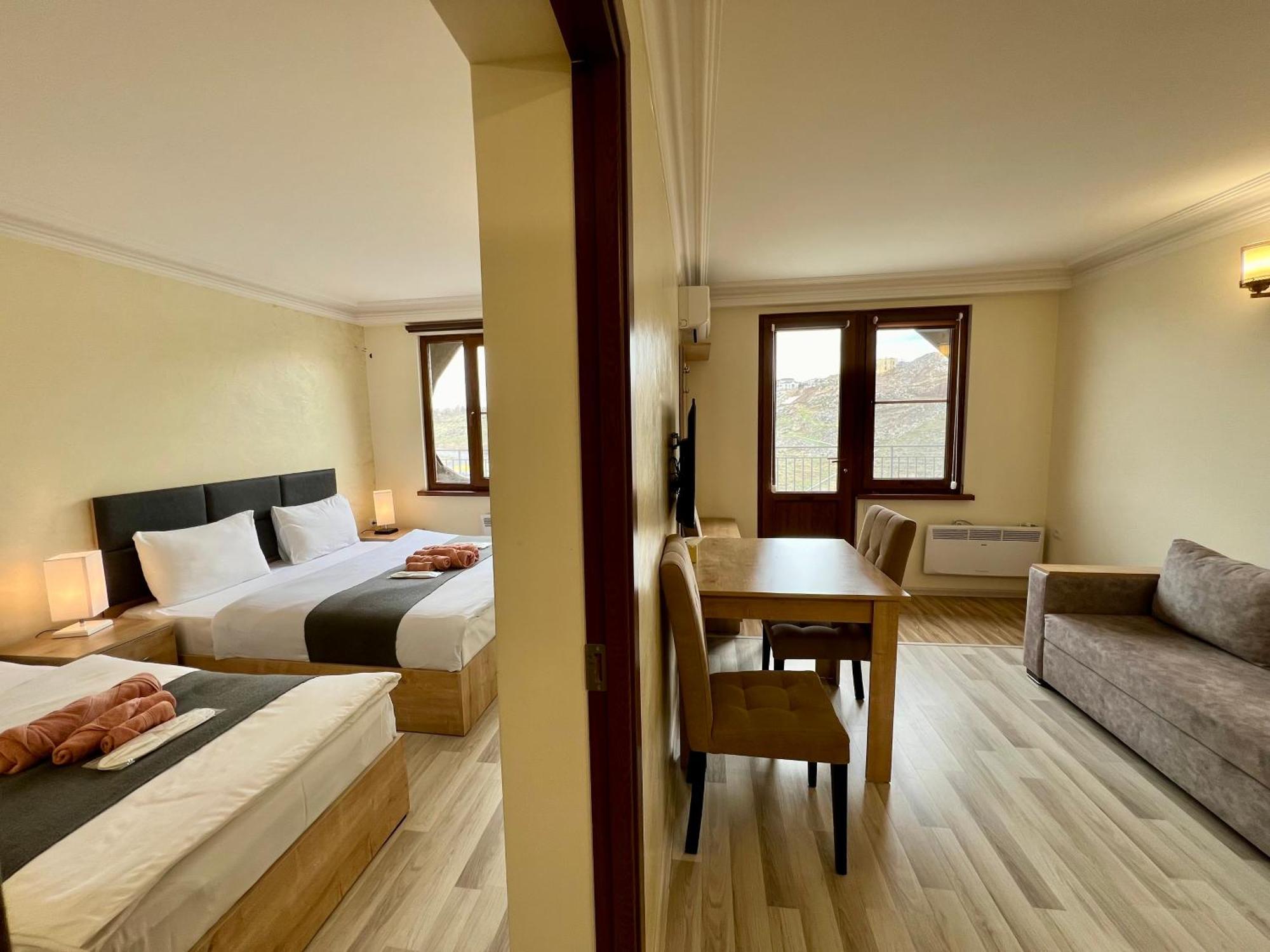 The Hill Guest House Єреван Екстер'єр фото