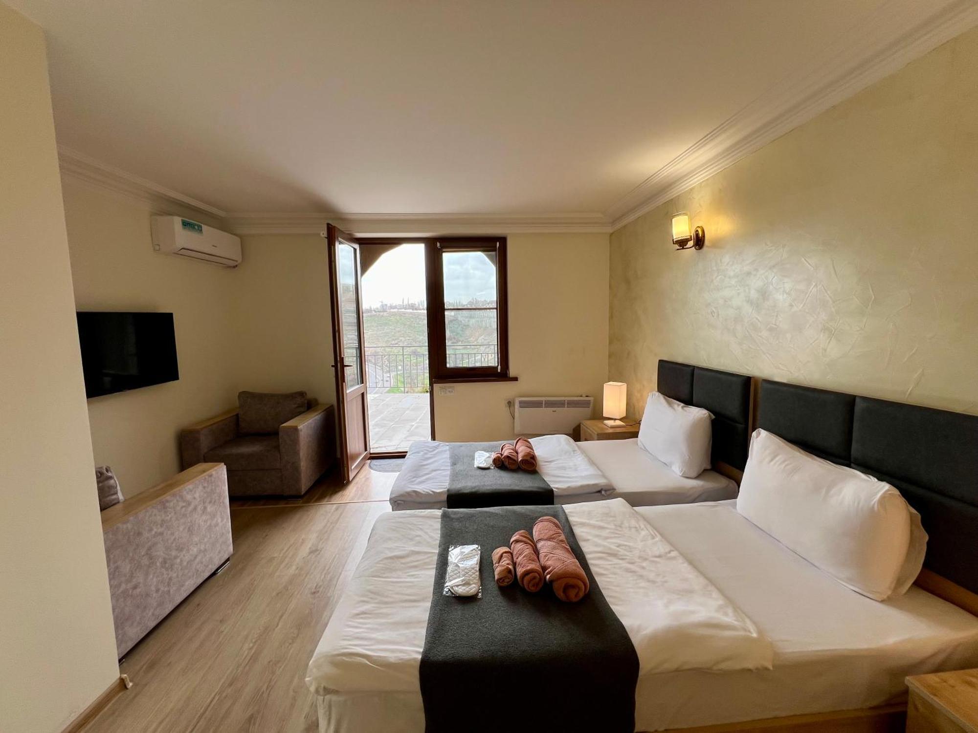 The Hill Guest House Єреван Екстер'єр фото